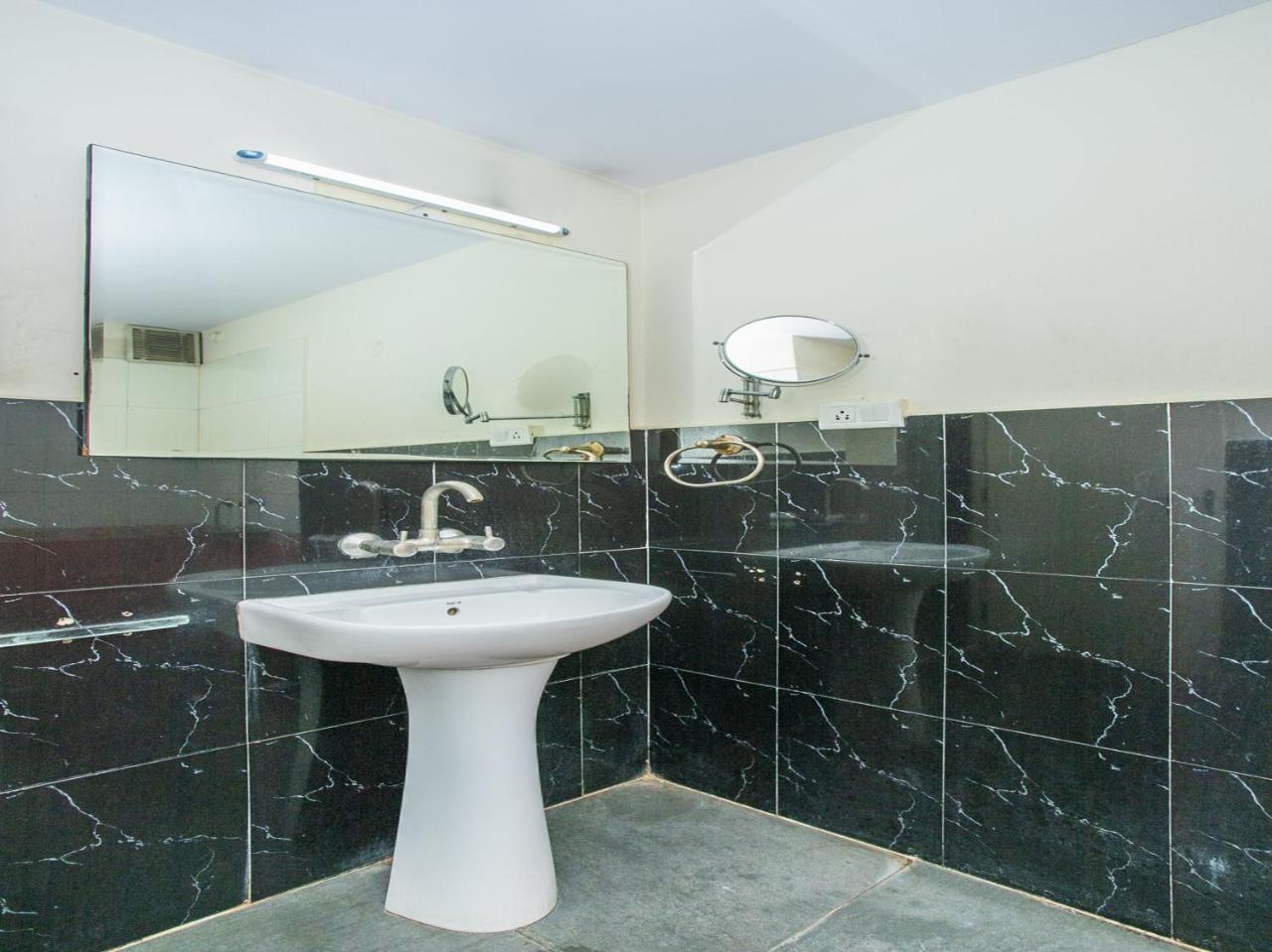 Oyo 18762 Vaishnavi Residency Hotell Bangalore Exteriör bild